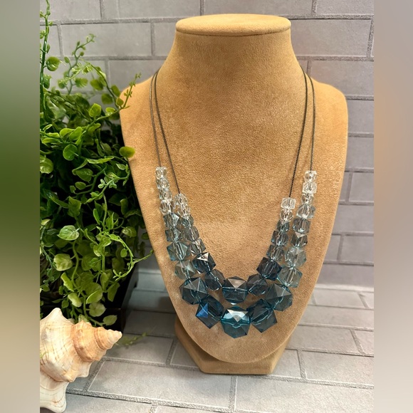 Ombré teal ice cube acrylic bead necklace - Picture 2 of 6